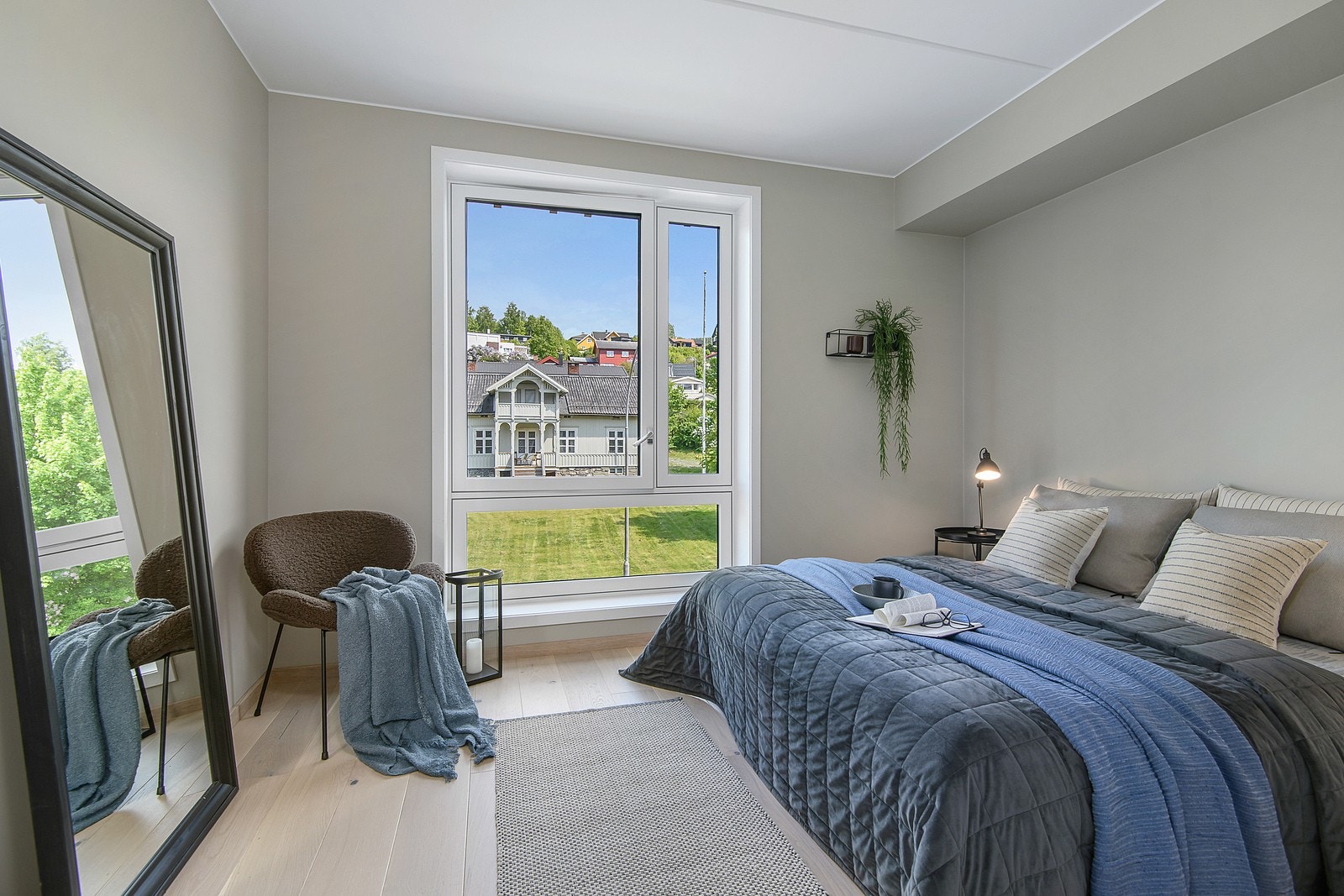 Lyst soverom med stort vindu. Galleribilde