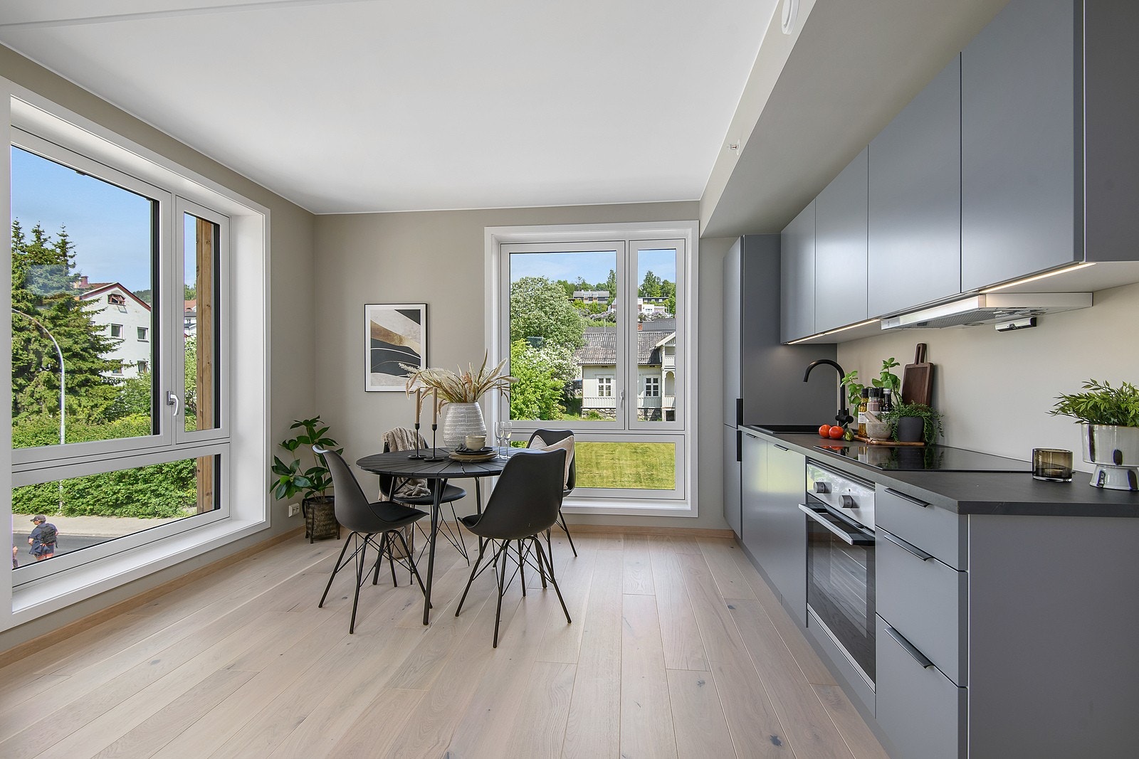 Leiligheten har store vindusflater og god takhøyde i hovedrommet. Galleribilde