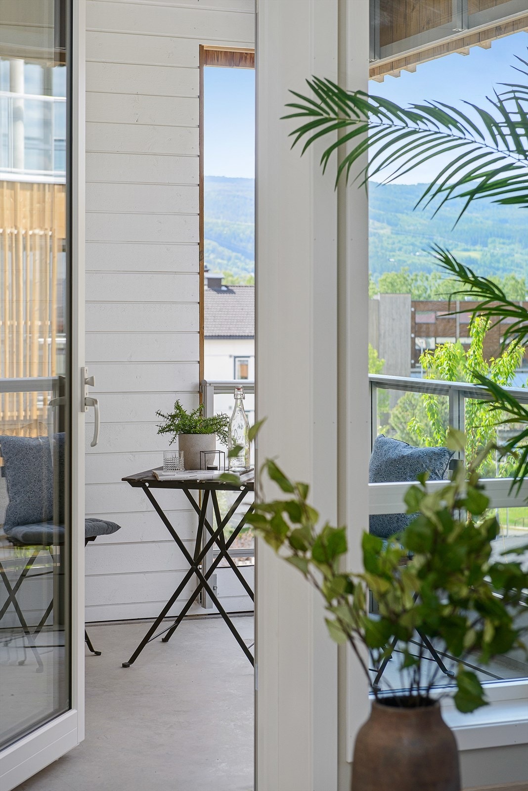 Leiligheten har egen takoverbygget terrasse i 2.etasje Galleribilde