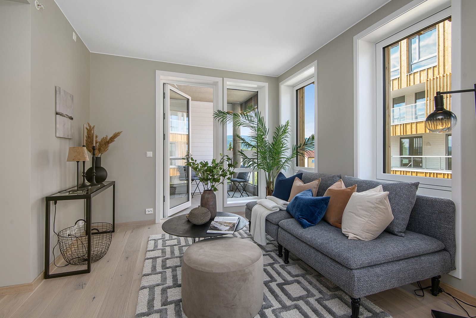 De store vindusflatene mot nord og øst gir rikelig med naturlig lys til leiligheten. Galleribilde