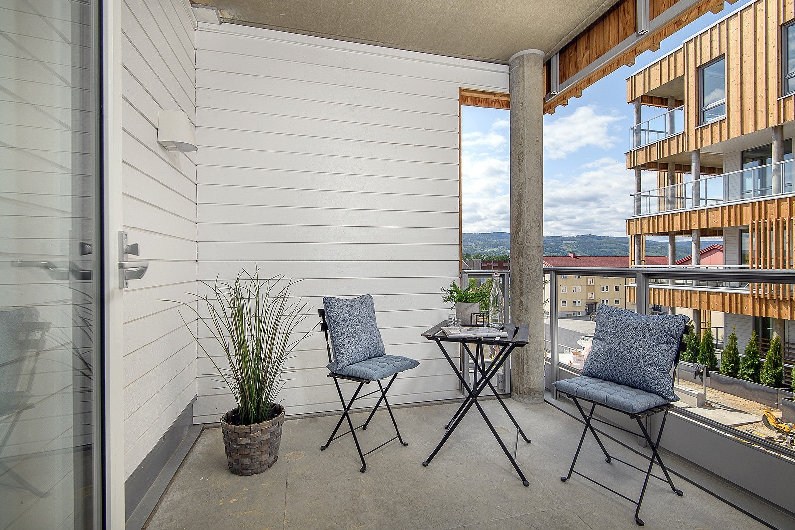 Leiligheten har en fin hjørnebeliggenhet i en høy 2. etg. Galleribilde