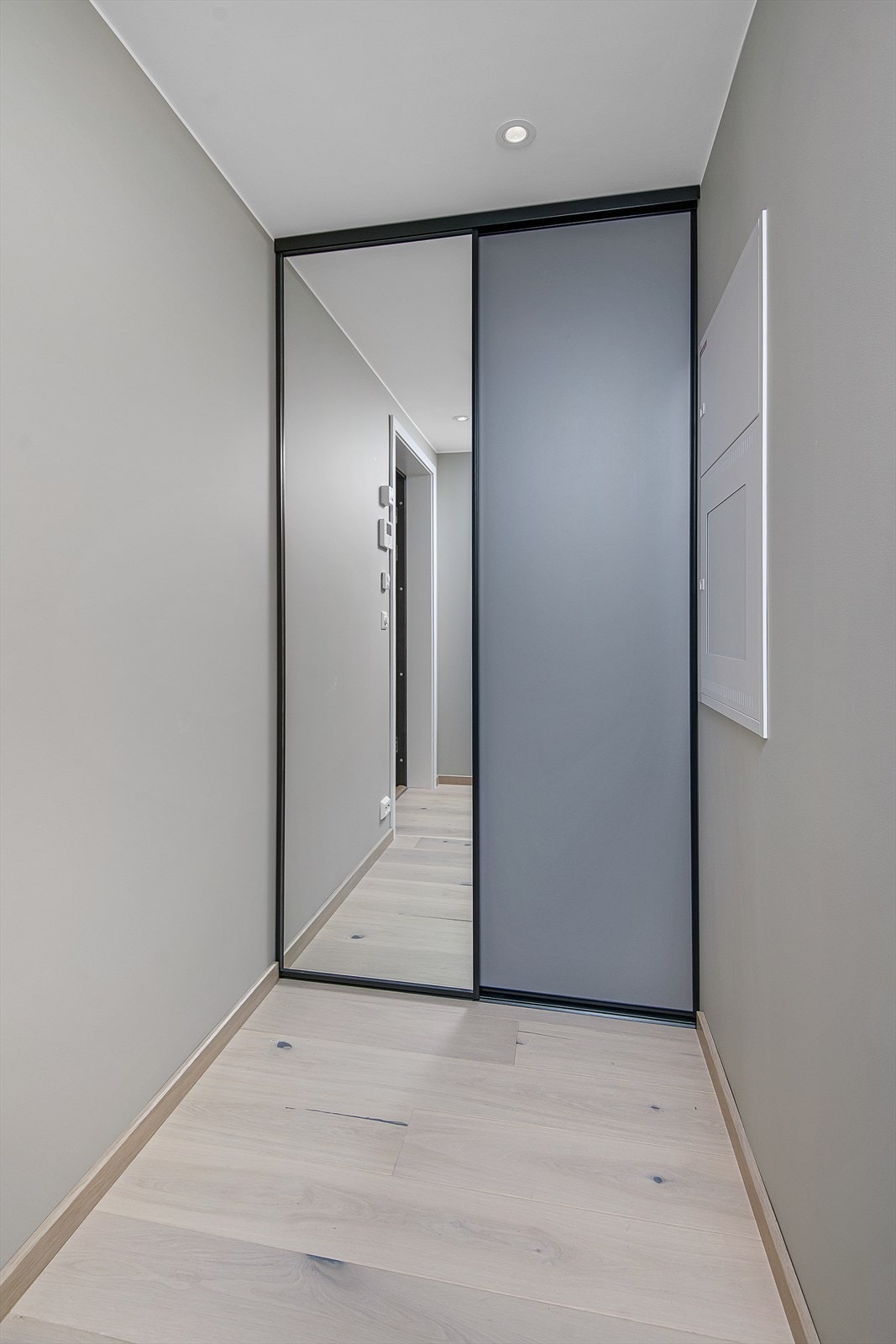 Skyvedørsgarderobe i gang Galleribilde