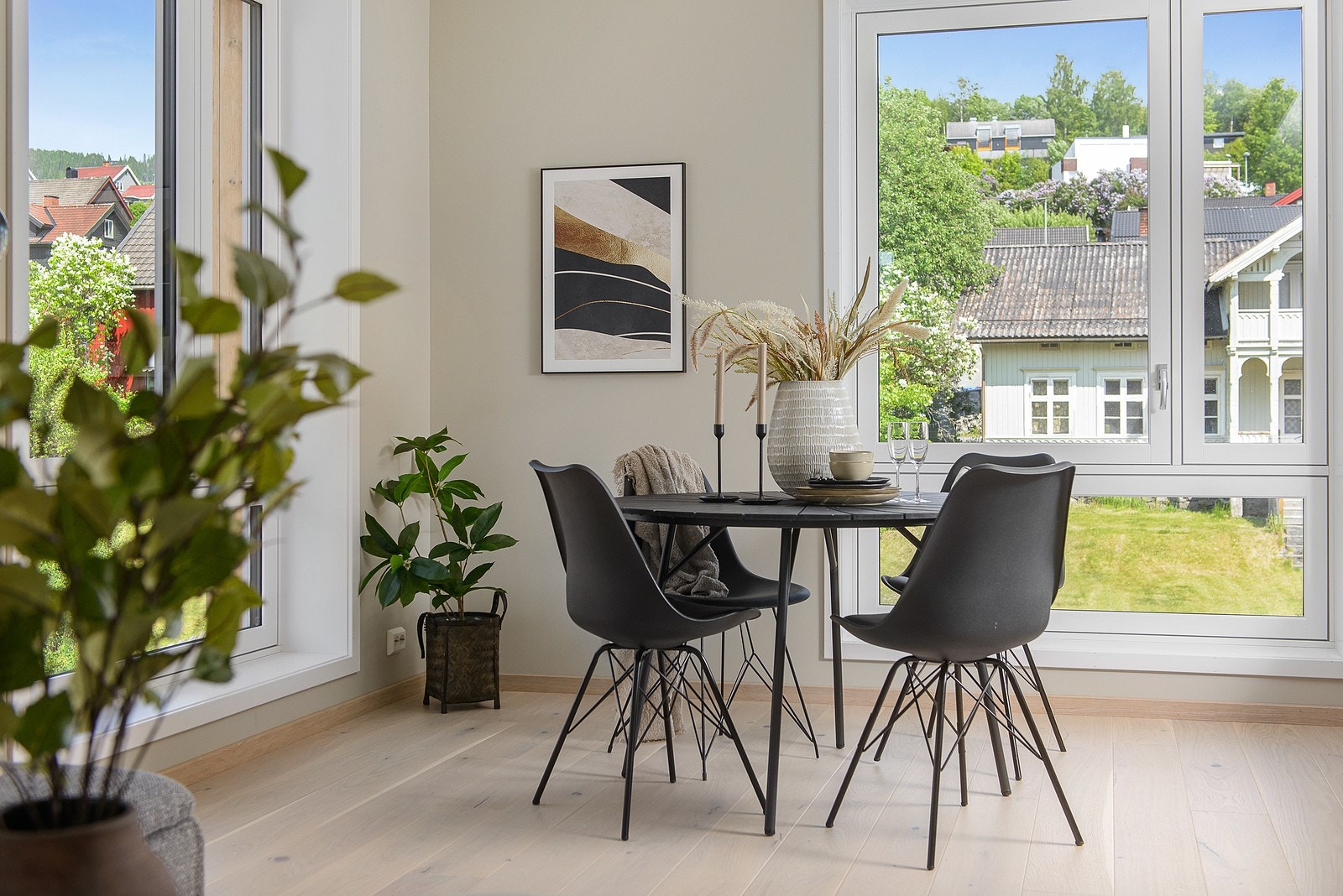 Lys og luftig spisekrok ved kjøkkenet. Galleribilde