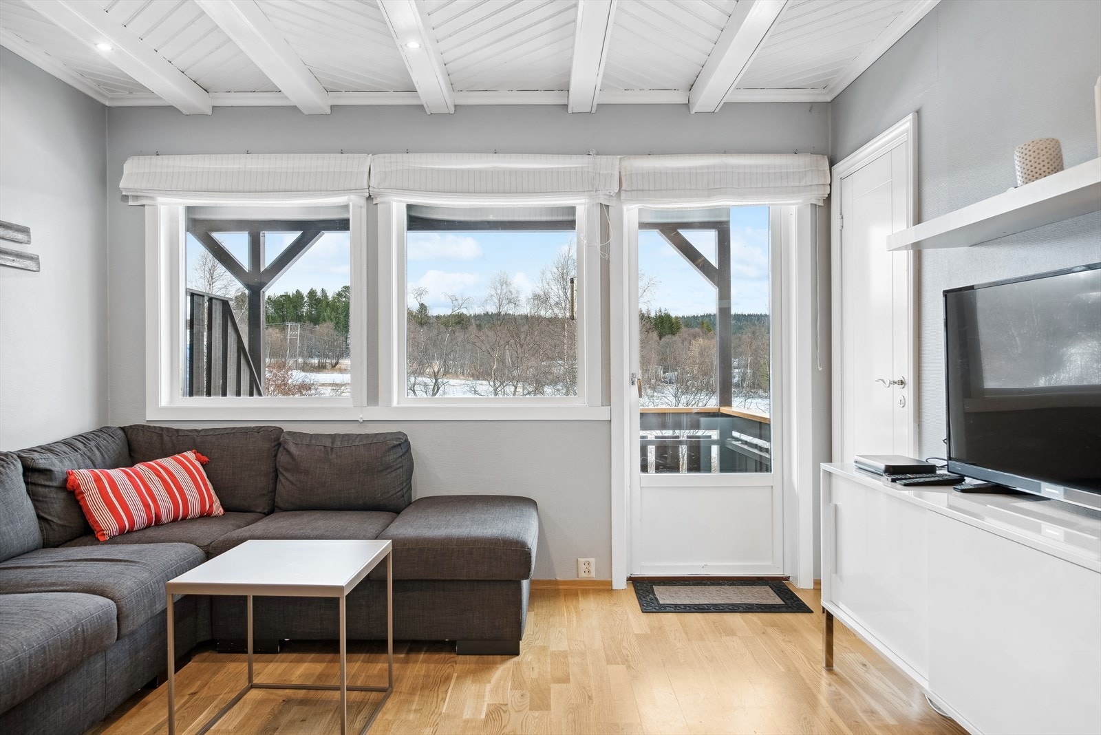 Godt lysinnslipp fra store vindusflater. Galleribilde