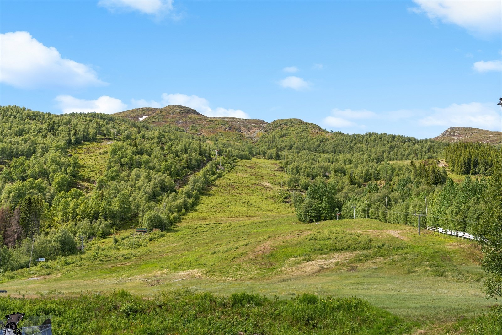 Det er minst like fantastisk på Rauland sommer og høst som det er vinter og vår. Det er variert tur- og sykkelterreng med muligheter for å bade, fiske, ro eller padle. Her ligger du helt på foten av Hardangervidda. Galleribilde