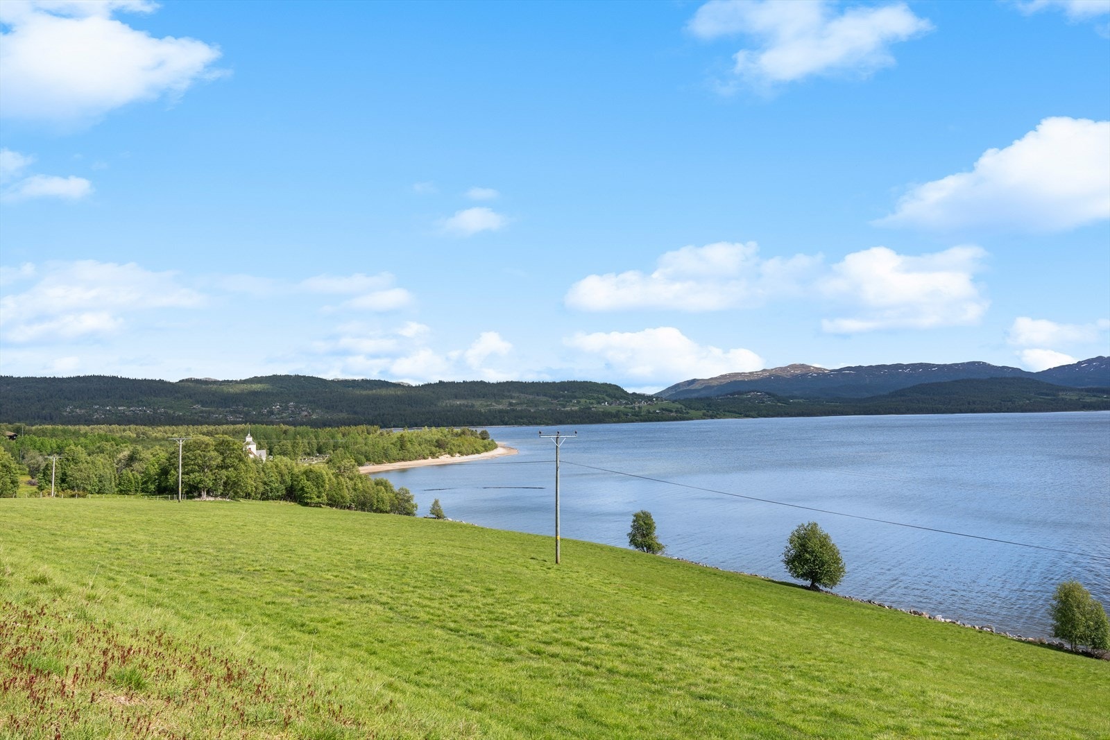 Raulandsgrend ligger i vakre omgivelser vest i Rauland. I sameiet er det felles oppholdsarealer, aktivitetsrom for barna og sanitæranlegg med badstue. Leiligheten ligger få hundre meter over mektige Totak med fiske og båtmuligheter. Galleribilde