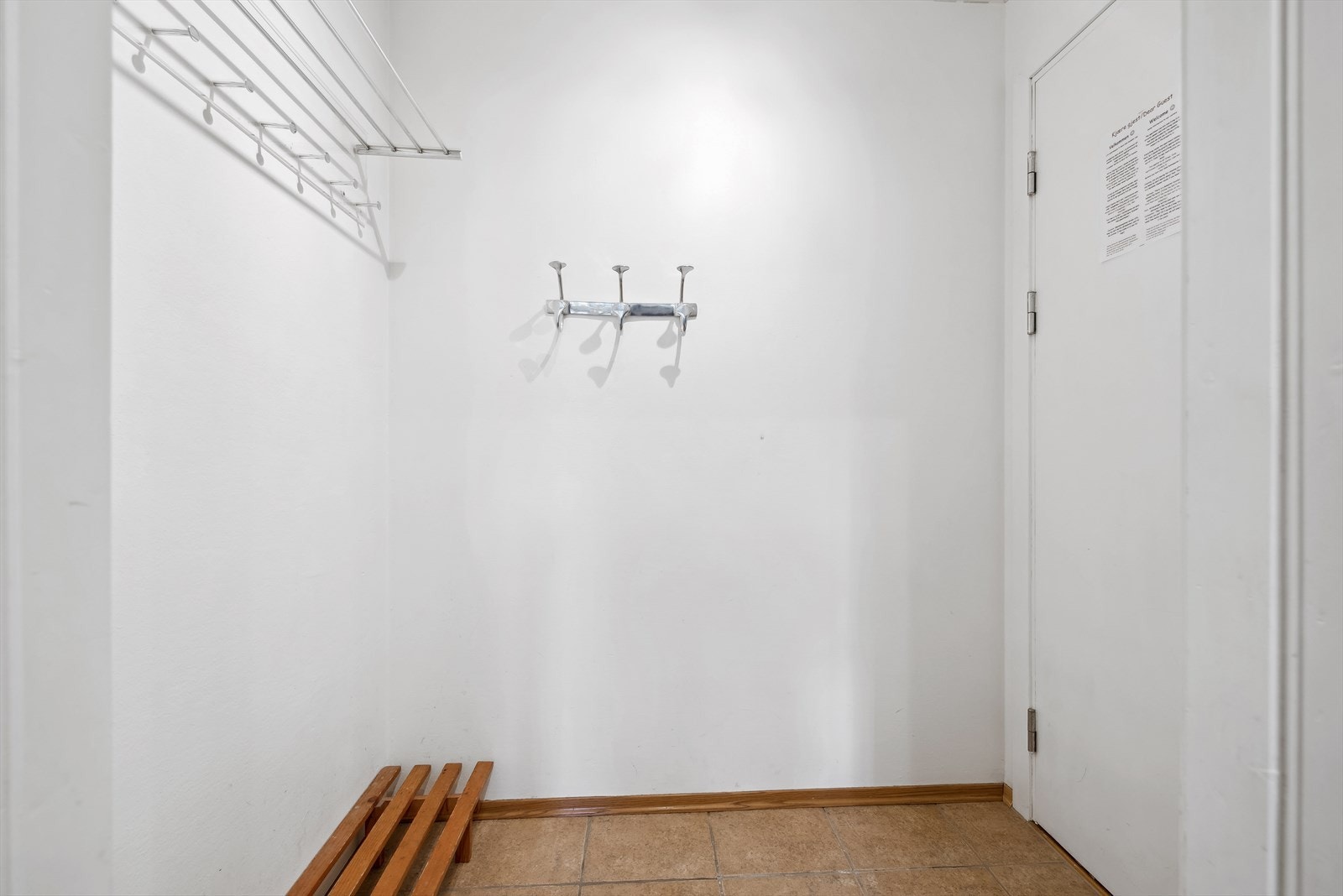I gangen er det god plass til å henge fra seg yttertøy. Galleribilde