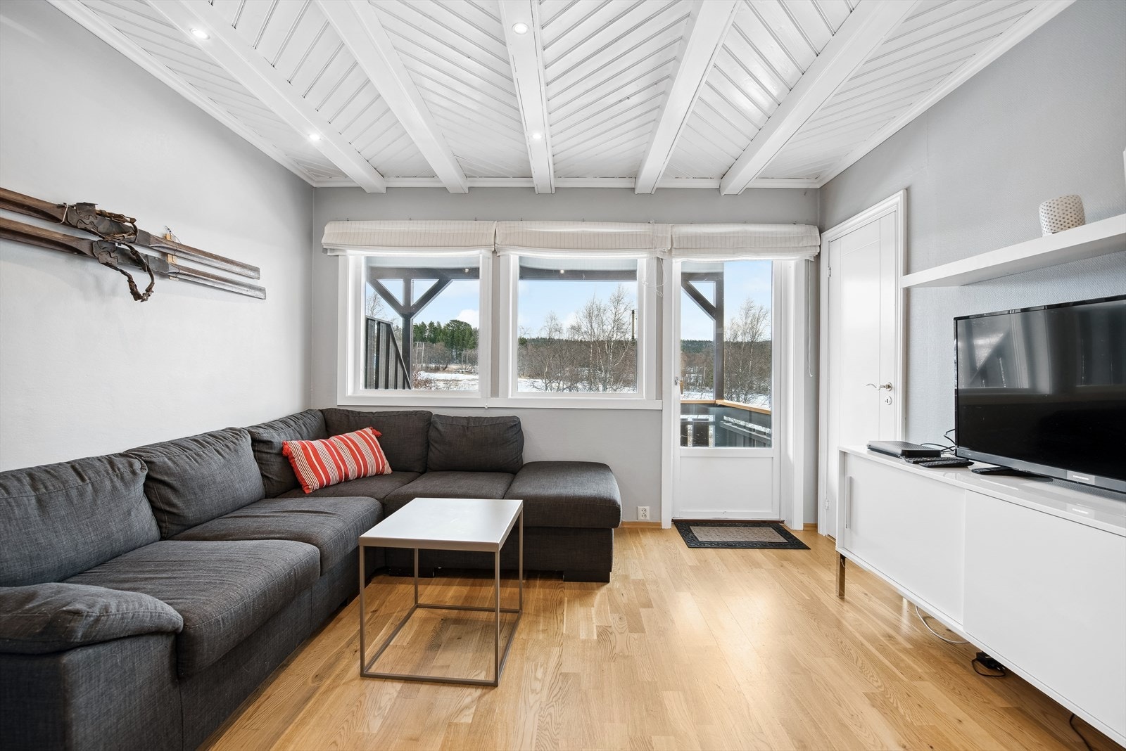 Lys og hyggelig stue med downlights i himling. Galleribilde