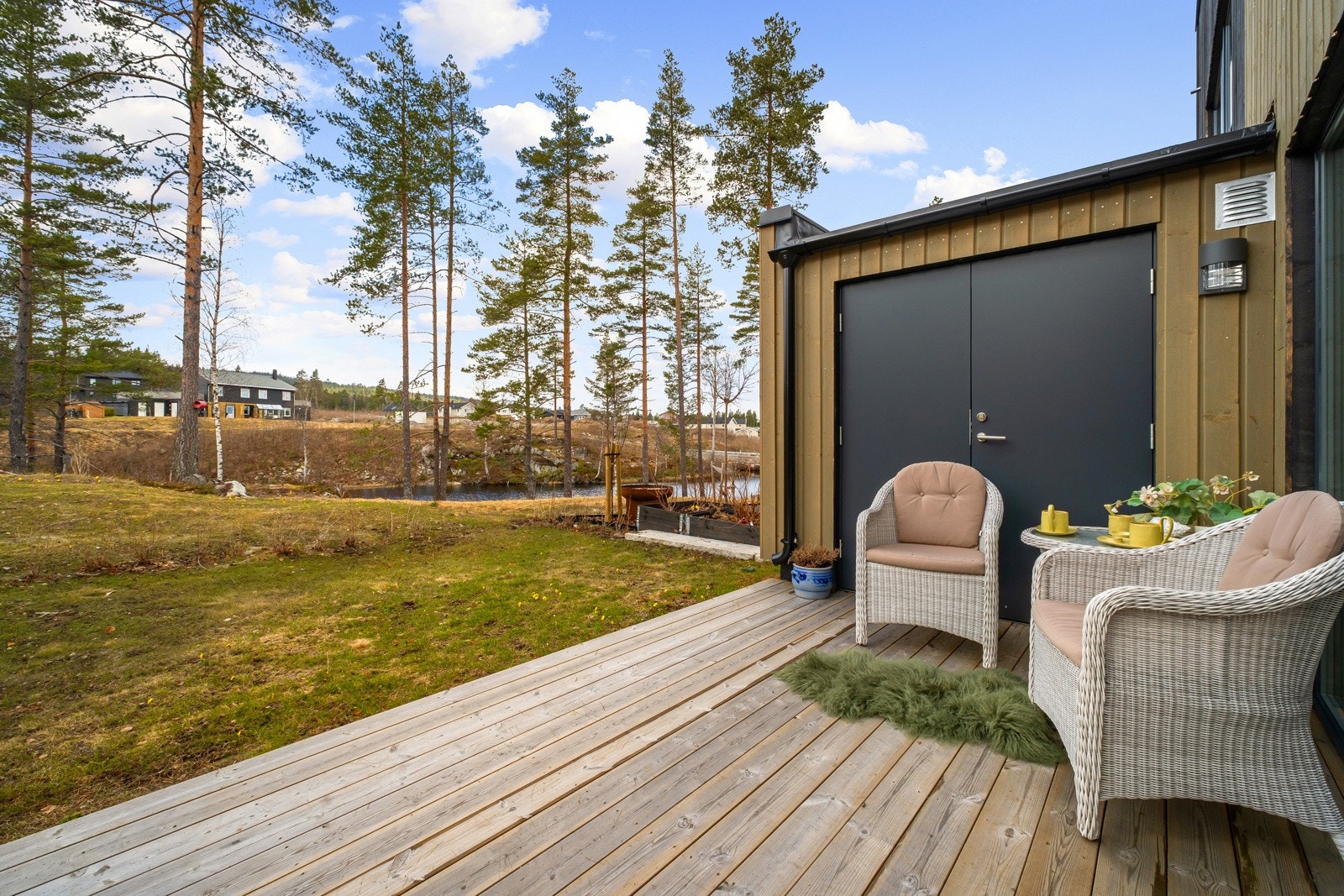 Kort vei til friluftsområder som "Romeriksåsen" med badeplasser og turstier/skiløyper. Galleribilde