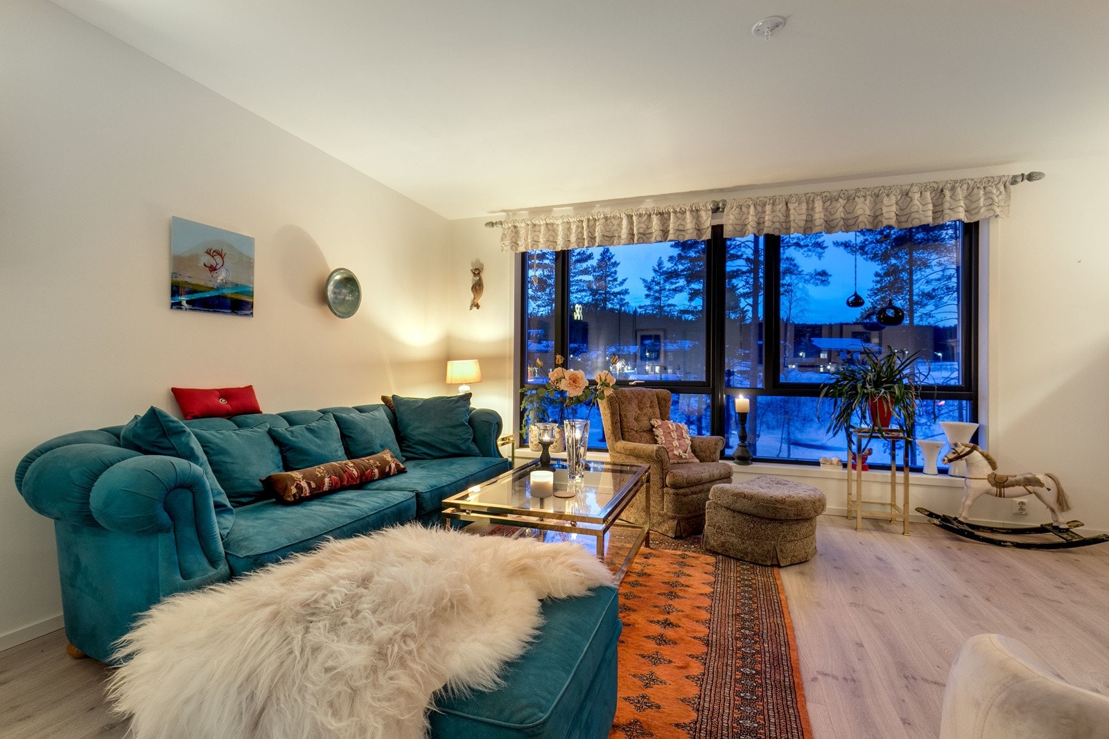 Romslig stue i 2. etasje med malte vegger og parkett på gulv. Store vindusflater slipper inn rikelig med lys. Galleribilde