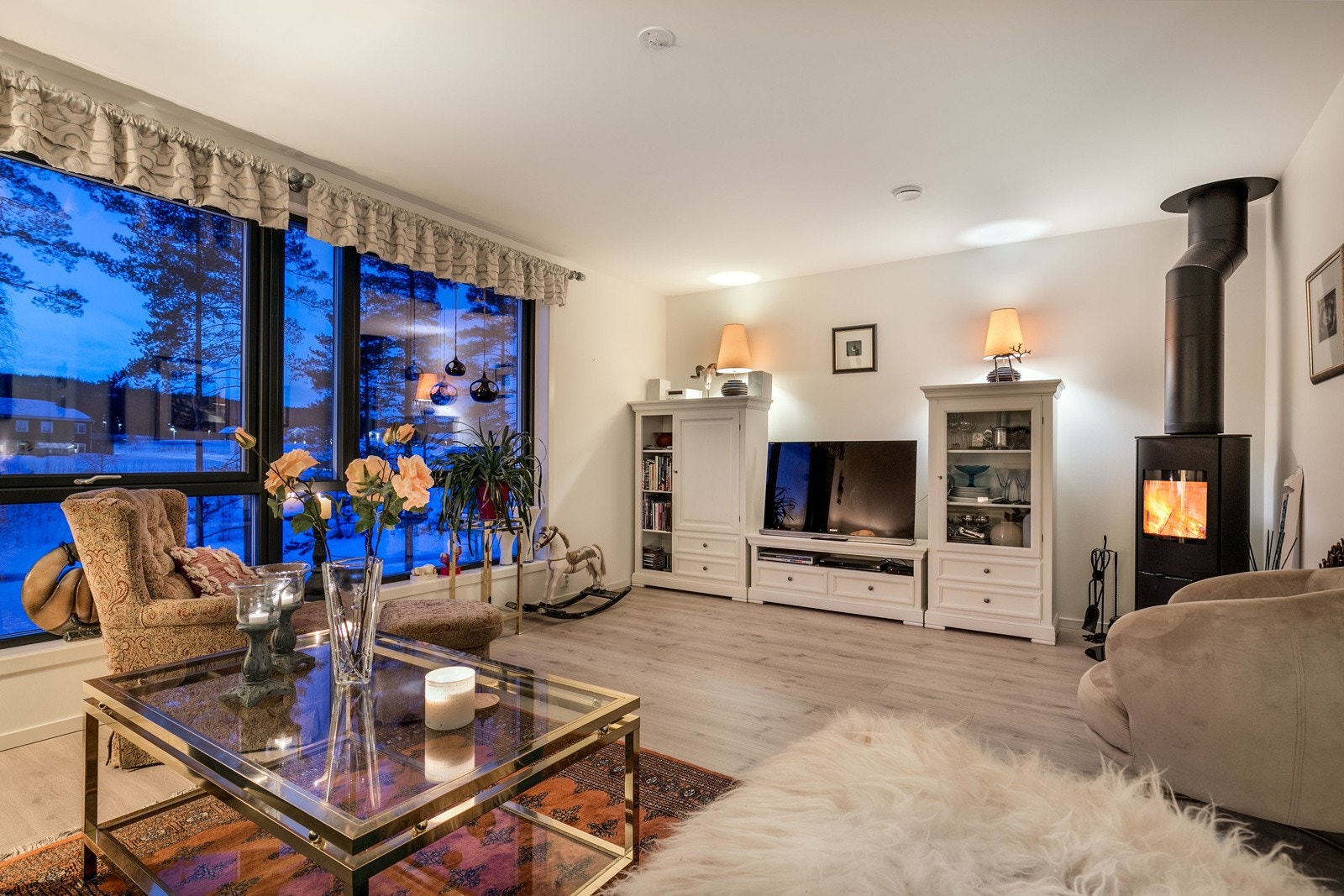 Det er satt inn peisovn som gir ekstra varme og lunhet på kalde dager. Galleribilde