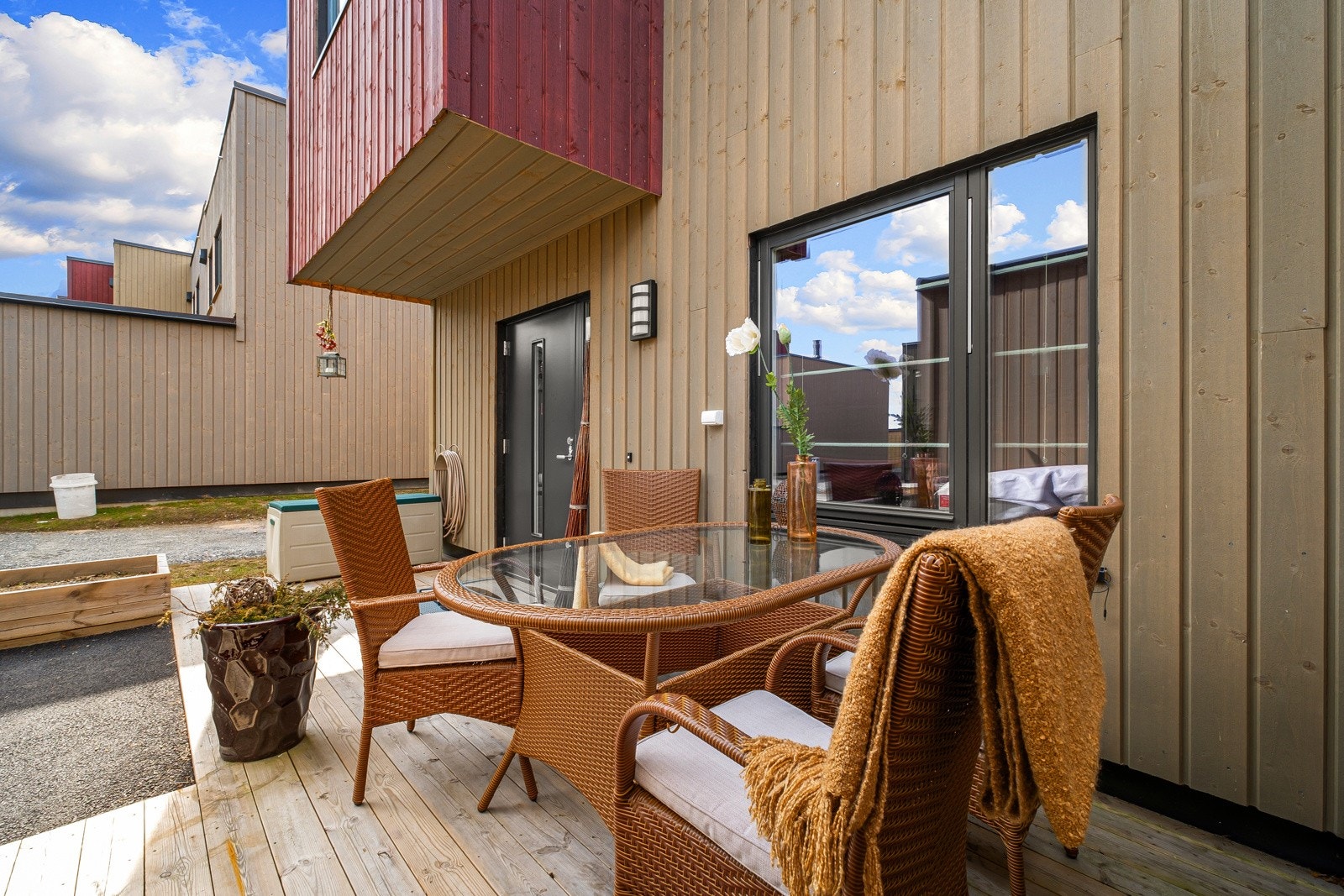 Terrasse på fremsiden av boligen Galleribilde