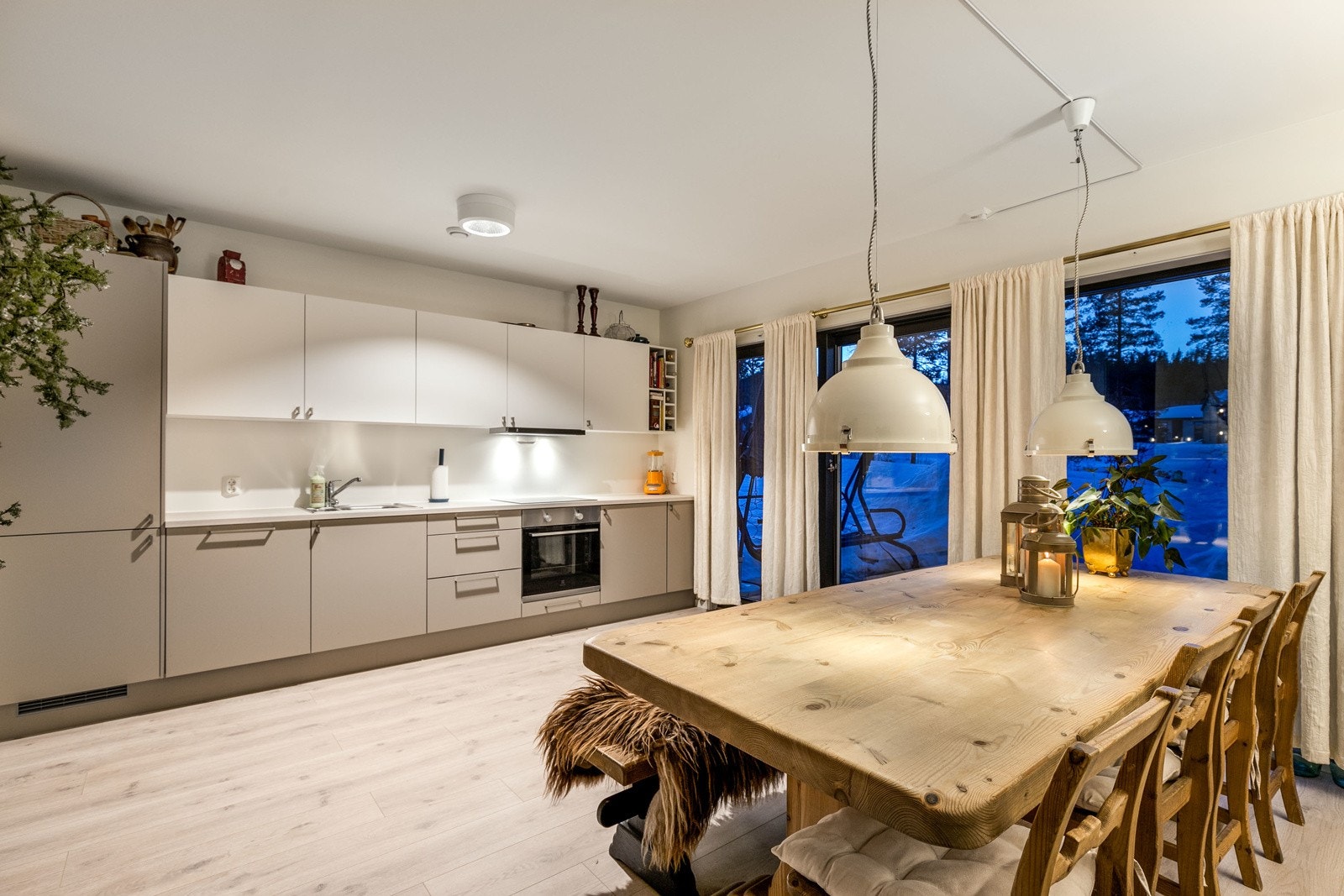 Kjøkken og spisestue er plassert i åpen løsning som danner et sosialt rom med gode vindusflater. Galleribilde