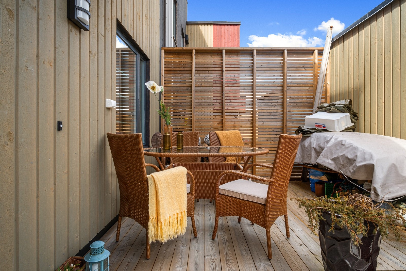 Utgang fra allrom i 1. etasje til terrasse på ca 11 kvm. Galleribilde