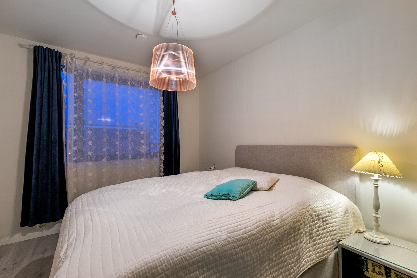 Boligen har tre gode soverom, alle av samme gode standard og kvalitet som resten av boligen. Soverommene har malte vegger og laminat på gulv. Galleribilde