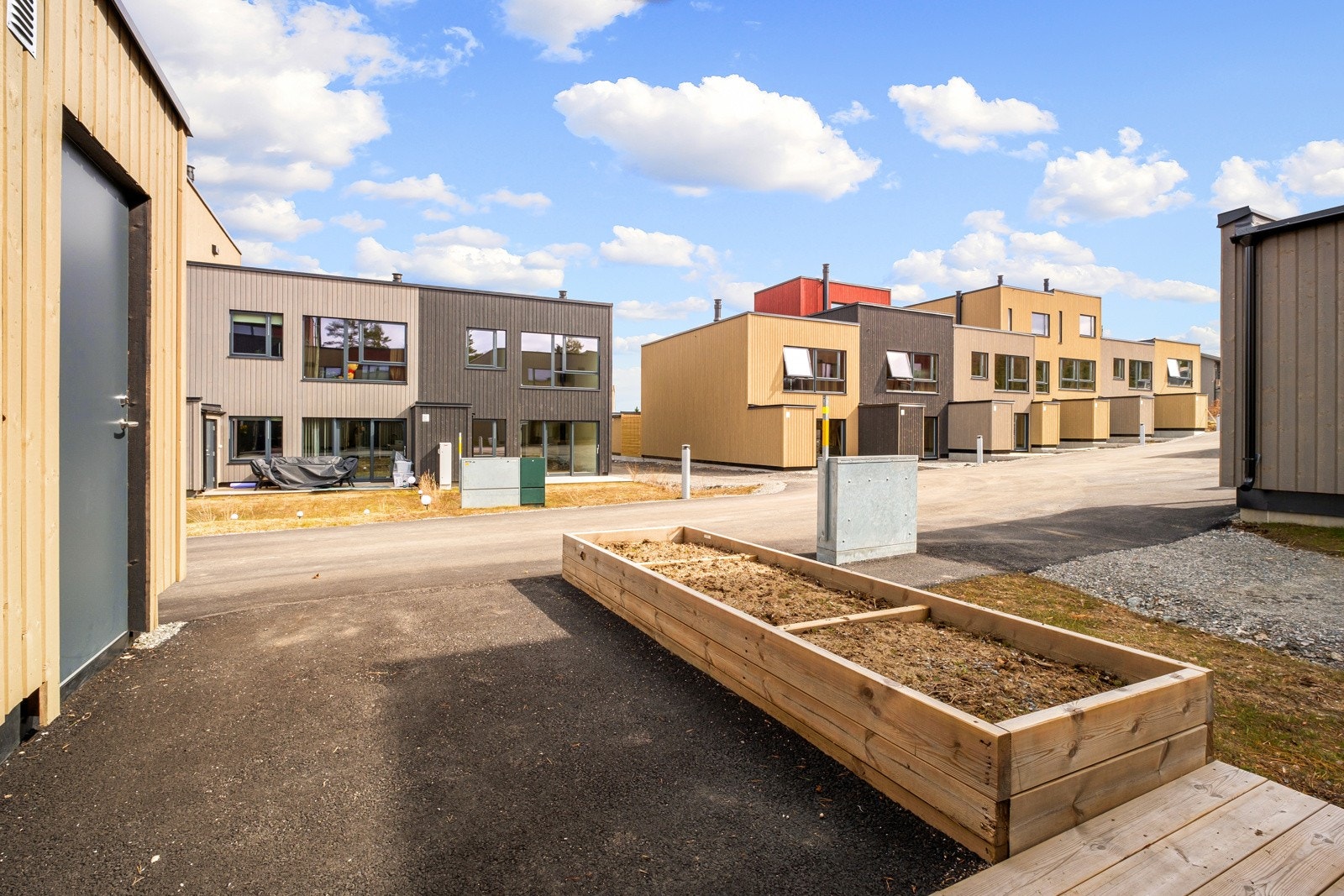 Området har en sentral beliggenhet i forhold til barneskole, samt holdeplass for offentlig transport som buss. Galleribilde