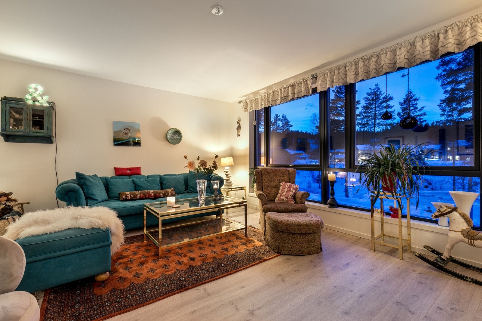 God plass til sofaløsning og tilhørende møblement. Galleribilde