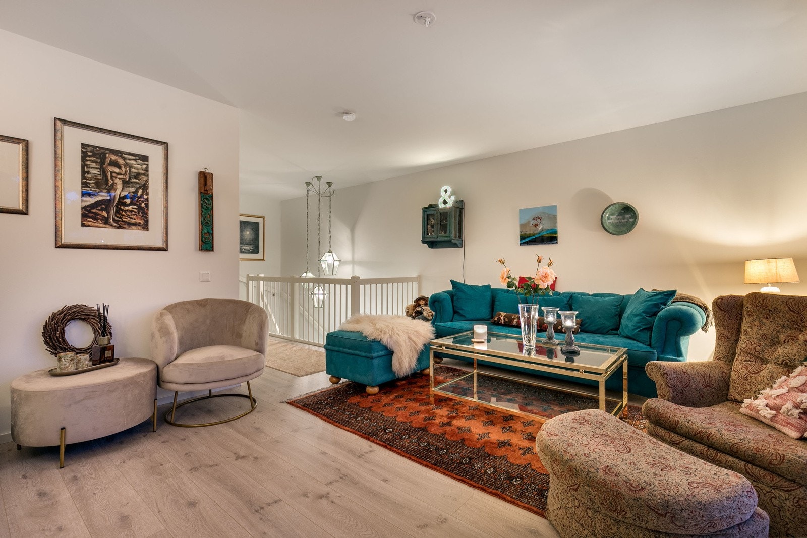 God plass til sofaløsning og tilhørende møblement. Galleribilde