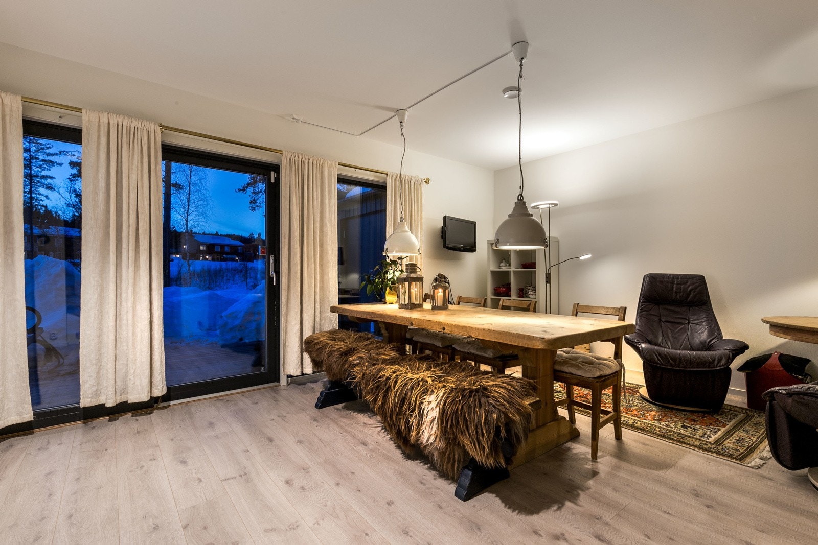 Rommet har en rekke store vindusflater som slipper inn rikelig med lys og gir en luftig romfølelse. Utgang til terrasse på ca 11 kvm. Galleribilde