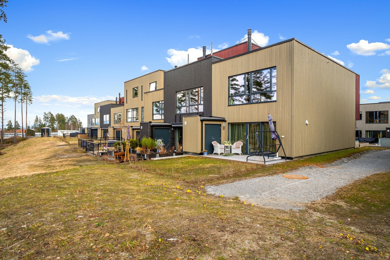 Utgang fra allrom i 1. etasje til terrasse på ca 11 kvm. Galleribilde