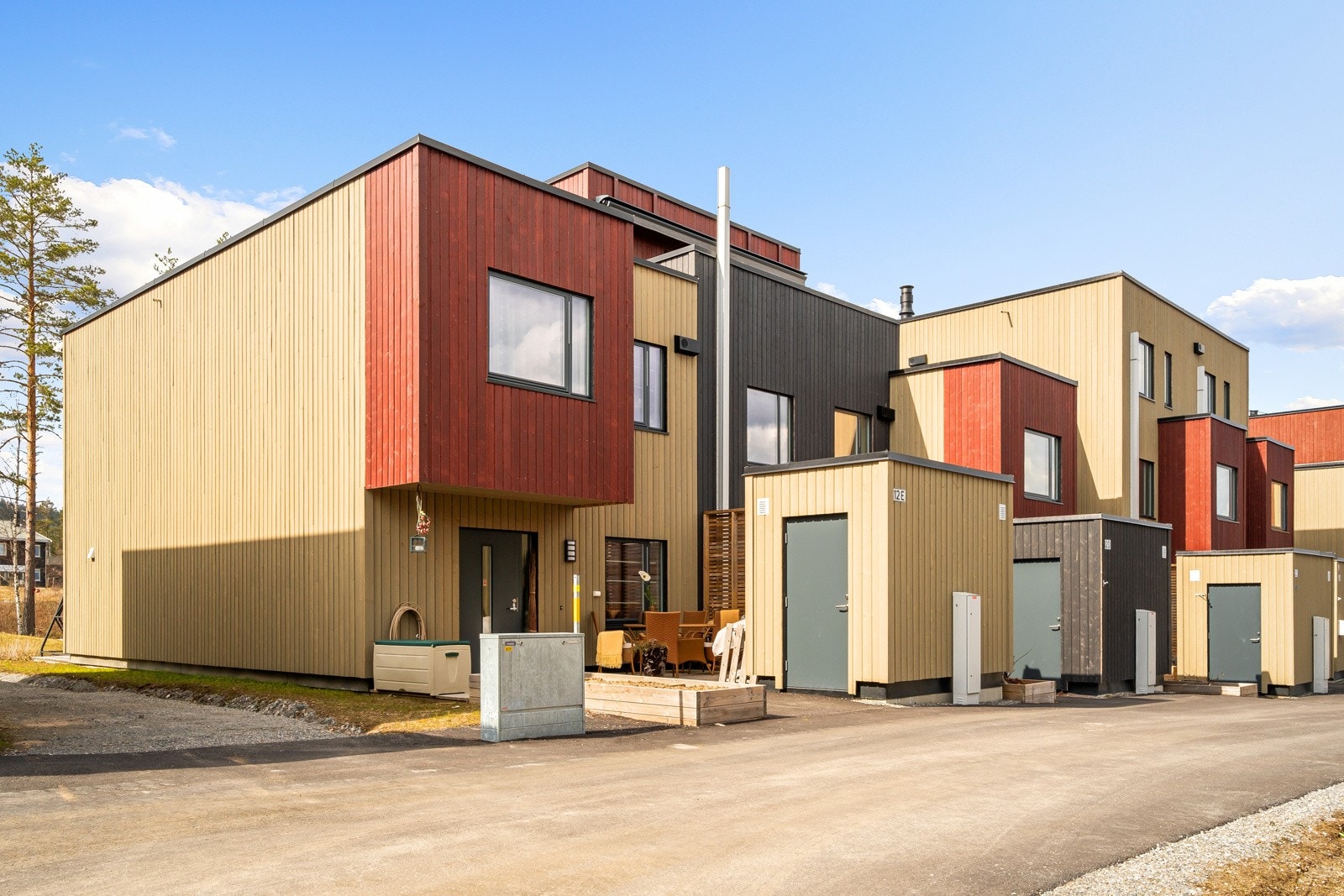 Et attraktiv og familievennlig rekkehus over to plan fra 2022 med to stk terrasser. Boligen ligger fint til i tilbaketrukne og rolige omgivelser på idylliske Åsgreina i Nannestad. Galleribilde