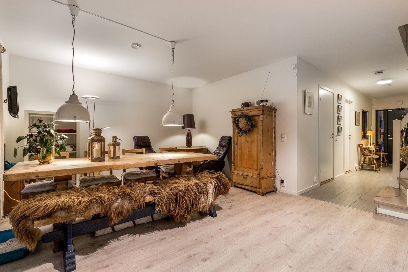 Den åpne stuen/spisestuen fremstår som meget innbydende med malte vegger og parkett på gulv med gulvvarme. Galleribilde