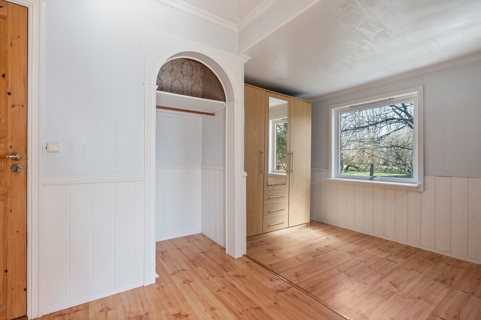 Romslig gang. Galleribilde