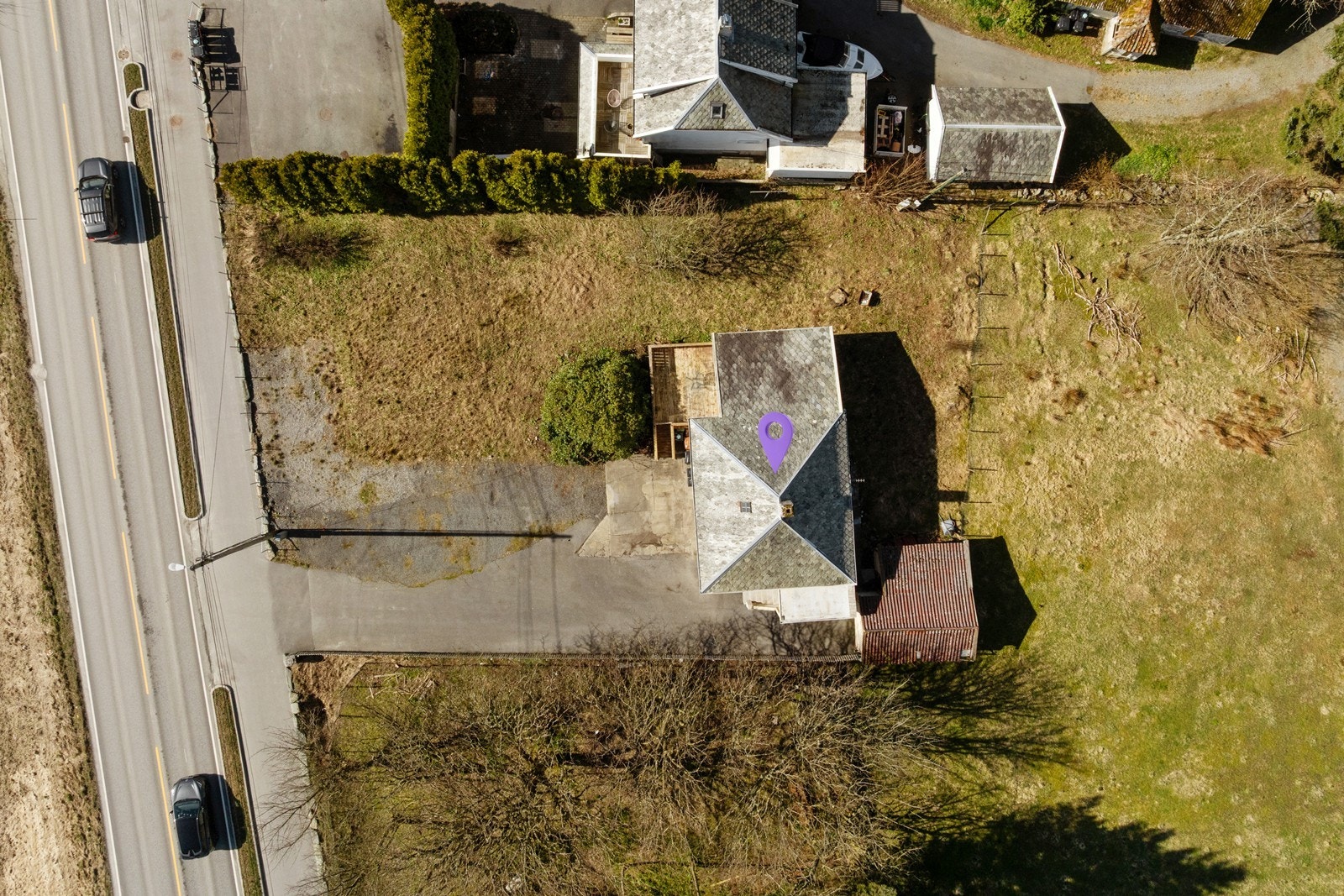 Romslig eiendom med god parkering og uteareal. Galleribilde