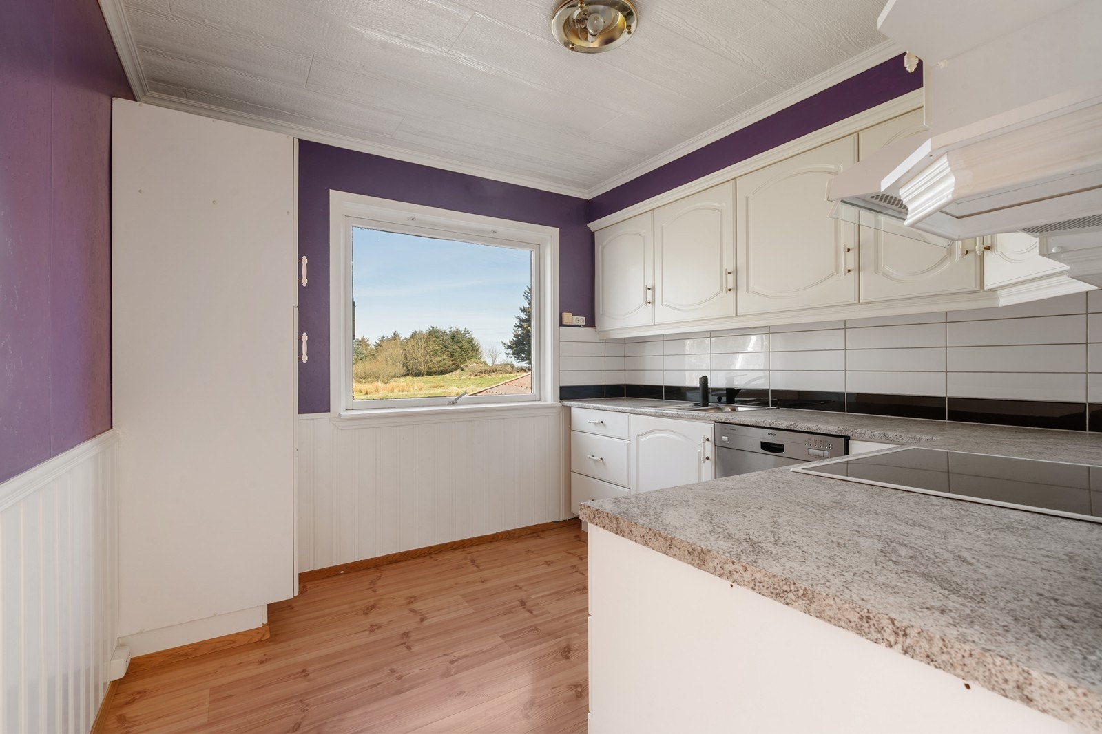 Landlig utsikt fra kjøkkenvindu. Galleribilde