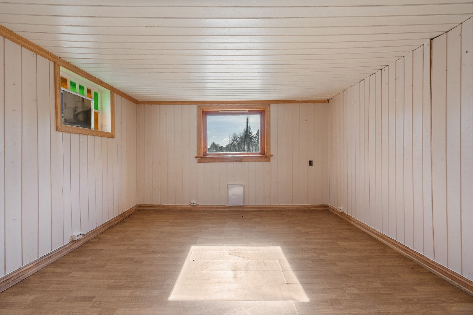 Kjellerstue med store vinduer. Galleribilde