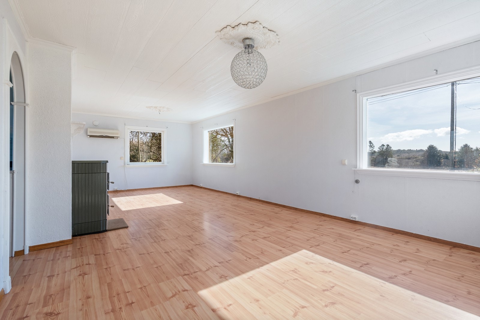 Stue med store vinduer som gir godt med dagslys. Galleribilde