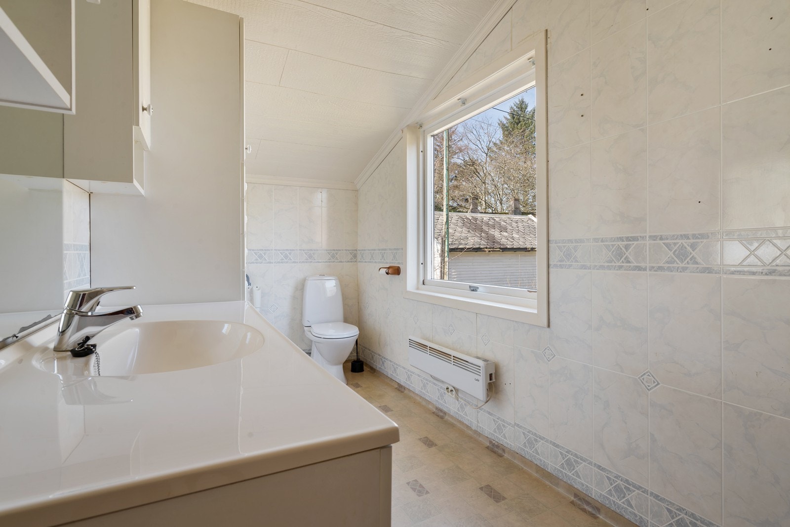 Baderom med vask i seksjon, wc og dusj. Galleribilde