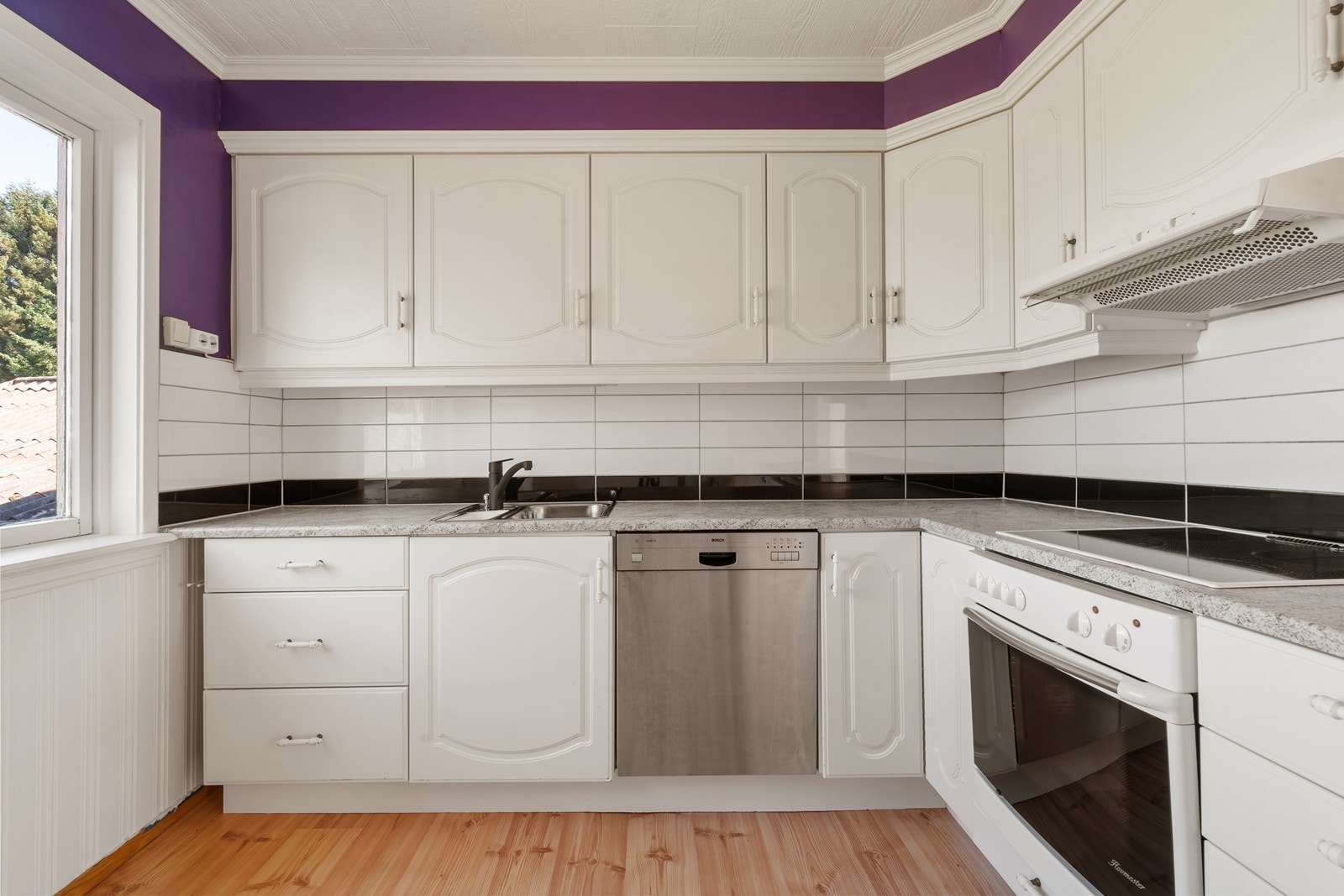 Kjøkken med lys kjøkkeninnredning. Galleribilde