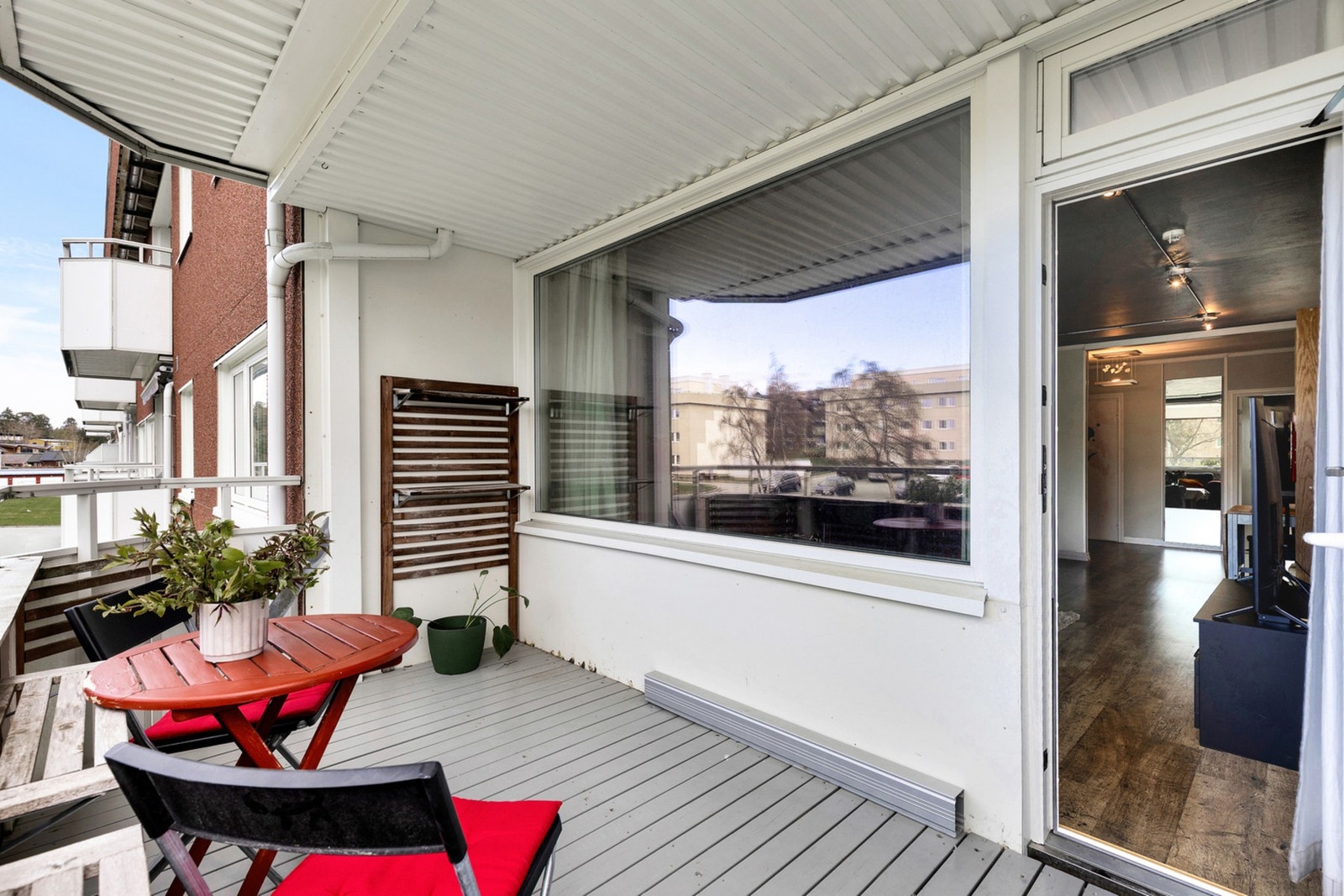 Stuen forlenges i en overbygd balkong på 7 kvm. Galleribilde