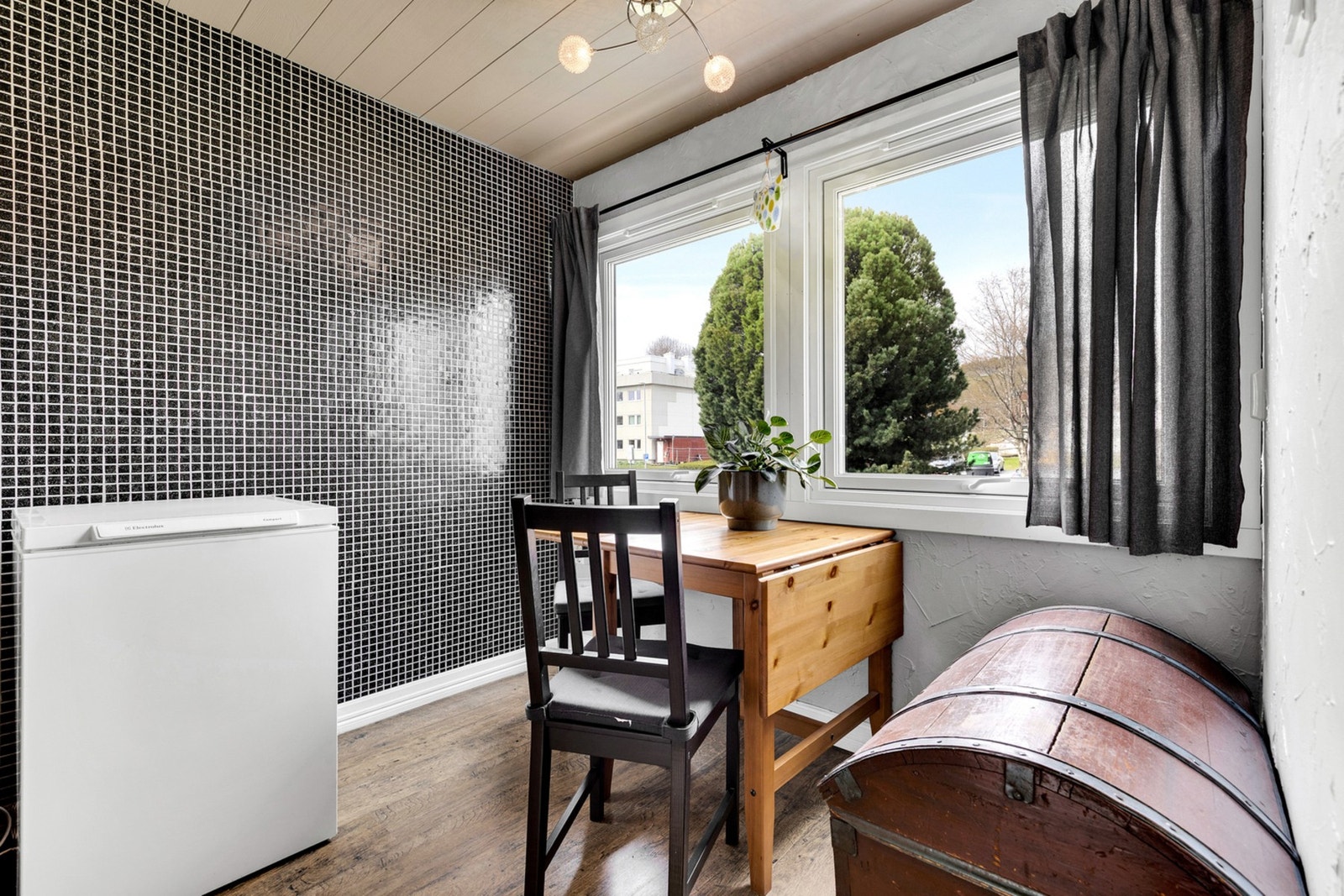 God plass til spisebord på kjøkkenet. Galleribilde