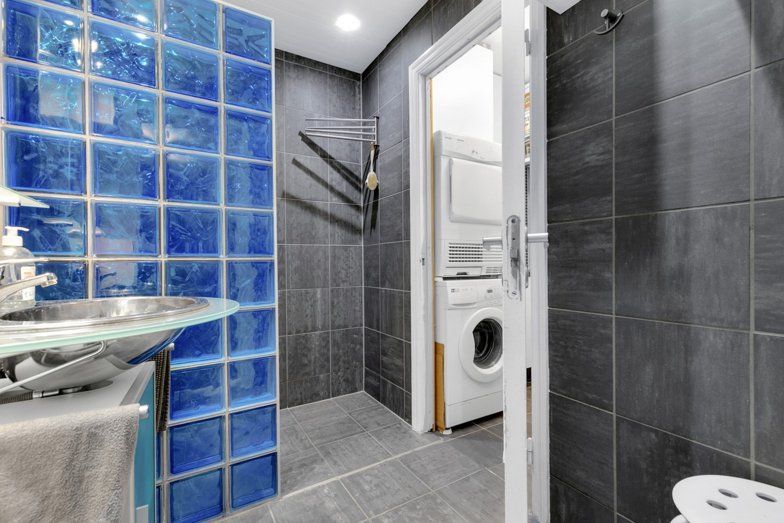 Innenfor badet er det også et delvis adskilt vaskerom. Galleribilde