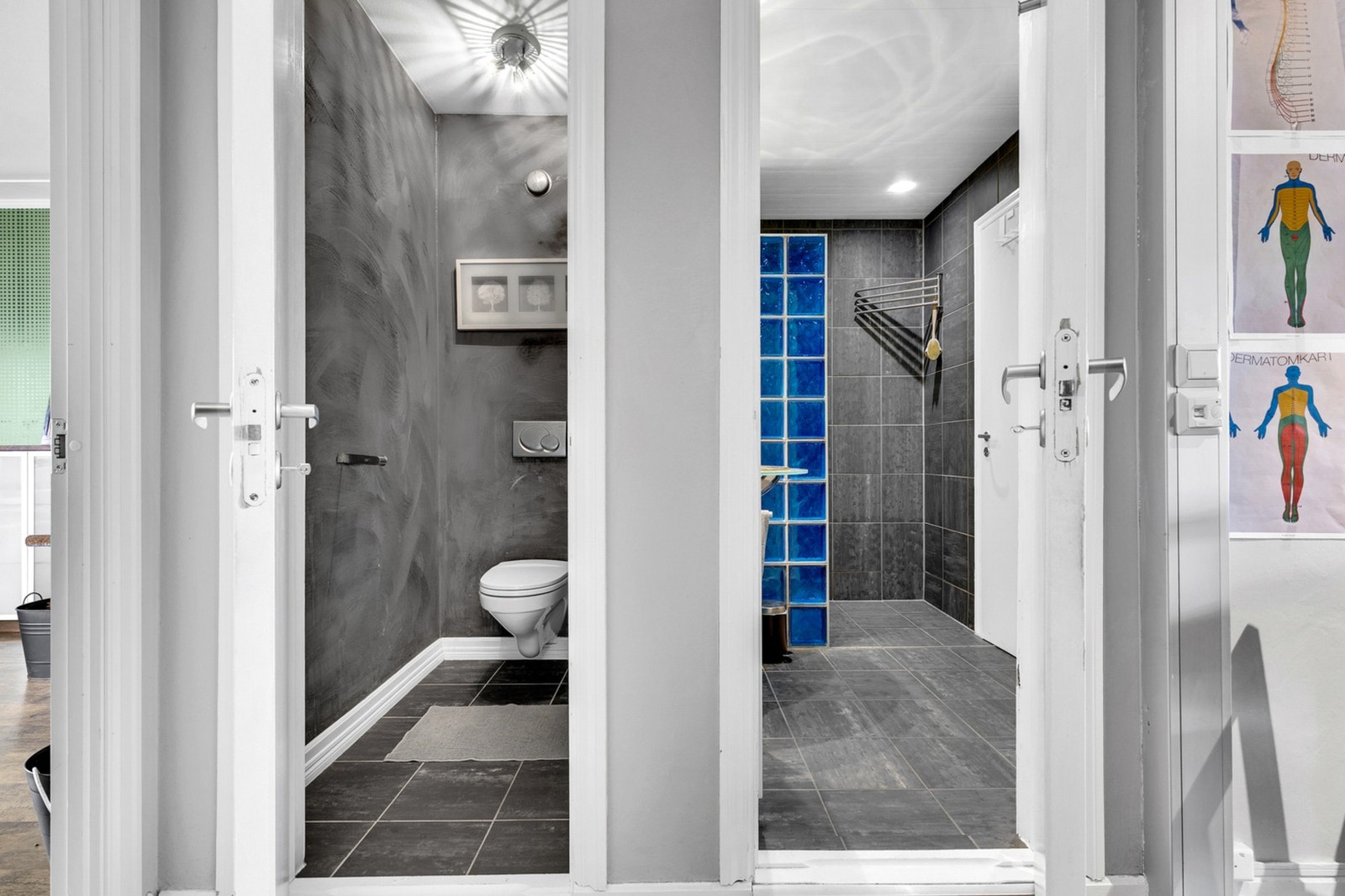 Separat toalettrom ved badet. Galleribilde