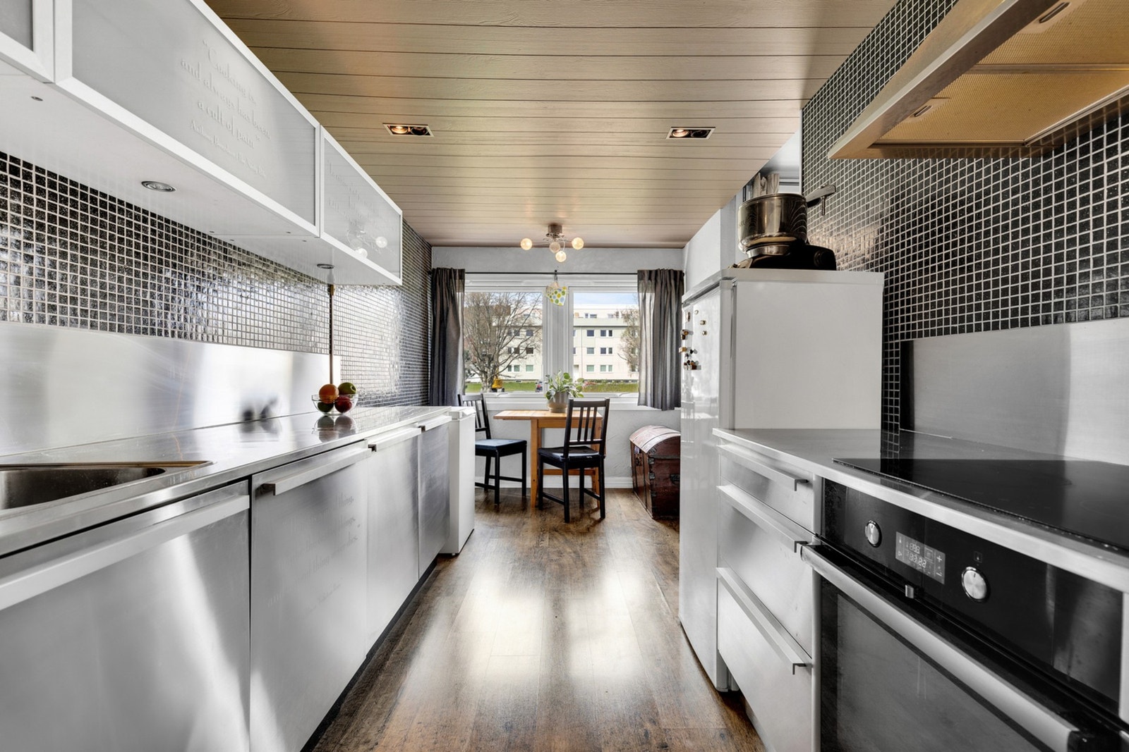 Kjøkkenet har store og godt belyste arbeidsflater. Galleribilde