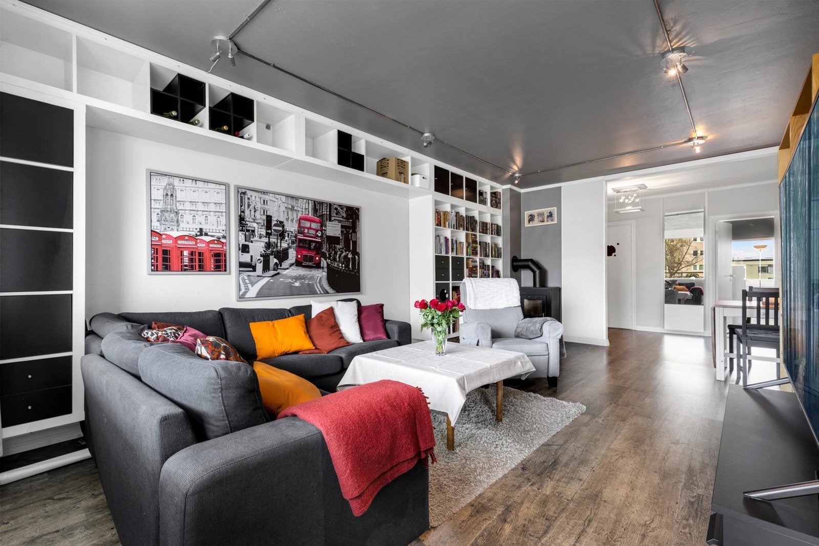 En romslig 3-roms leilighet med sentral beliggenhet på Havstad. Her bor du svært sentralt med kort vei til metrobuss, dagligvare og Bymarka. Galleribilde