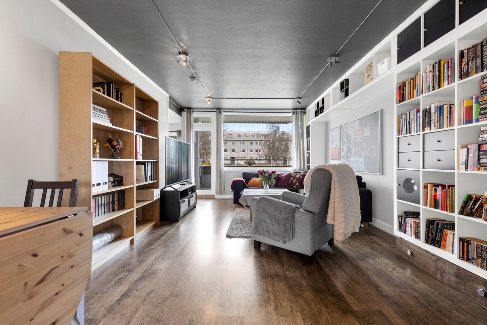 Det er god plass til både sofa og spisestue. Galleribilde