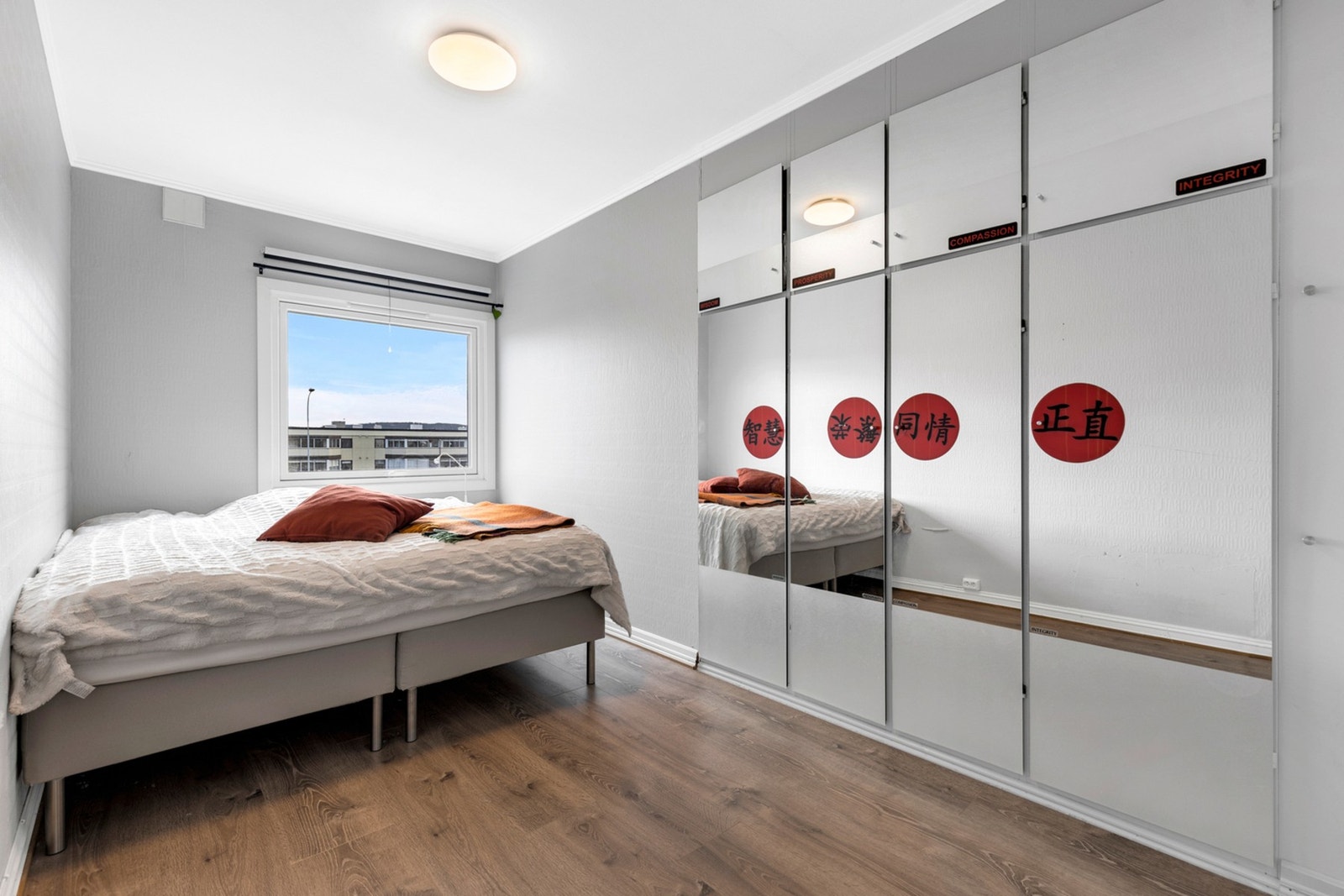 Det andre soverommet er 9,9 kvm, også med integrert garderobe. Galleribilde