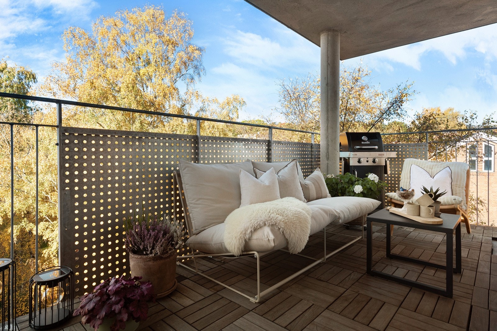 Balkongen har tremmer på betongdekke og rekkverk i metall. Galleribilde