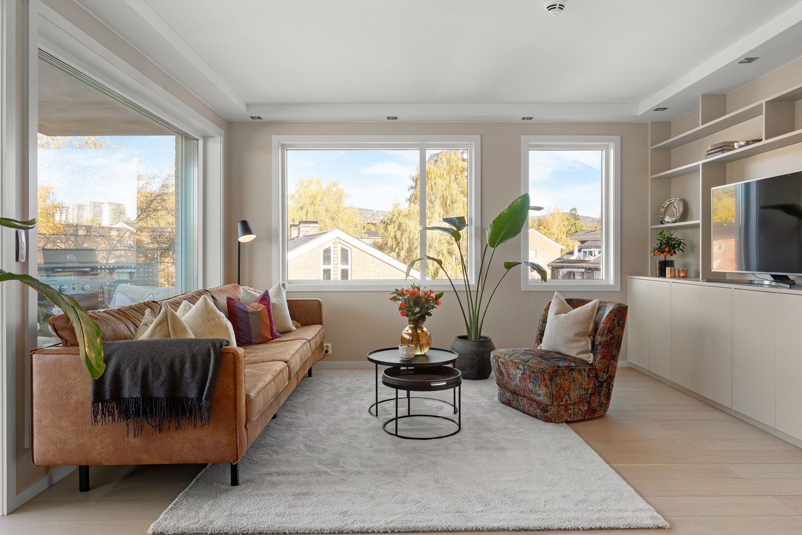 Stuen fremstår som lys og åpen med store vindusflater som slipper inn rikelig med naturlig lys. Galleribilde