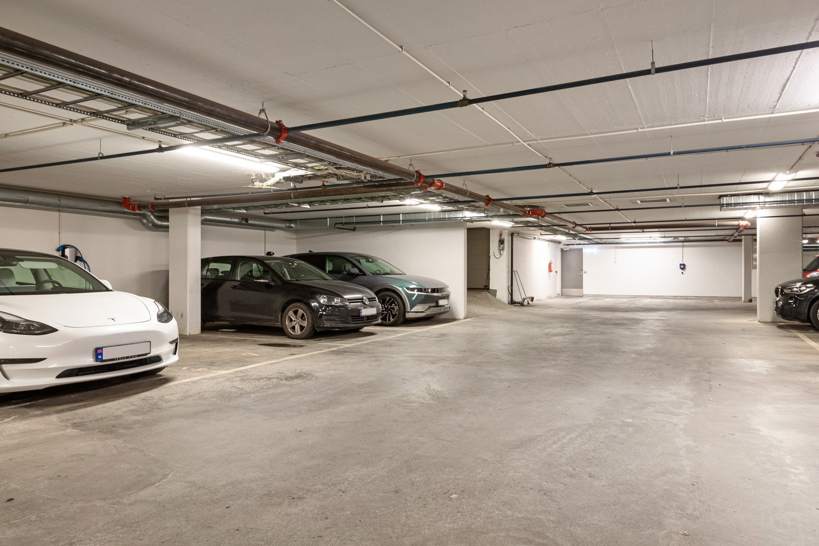 Det er mulighet for leie av parkeringsplass med elbillader i sameiets kjeller med heisadkomst. Galleribilde