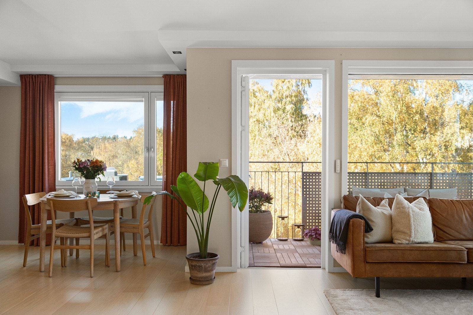 Fra stuen har du utgang til en solrik balkong på 10 kvm, med gode solforhold fra ca. kl 14:30 til ca. kl 21:00. Galleribilde