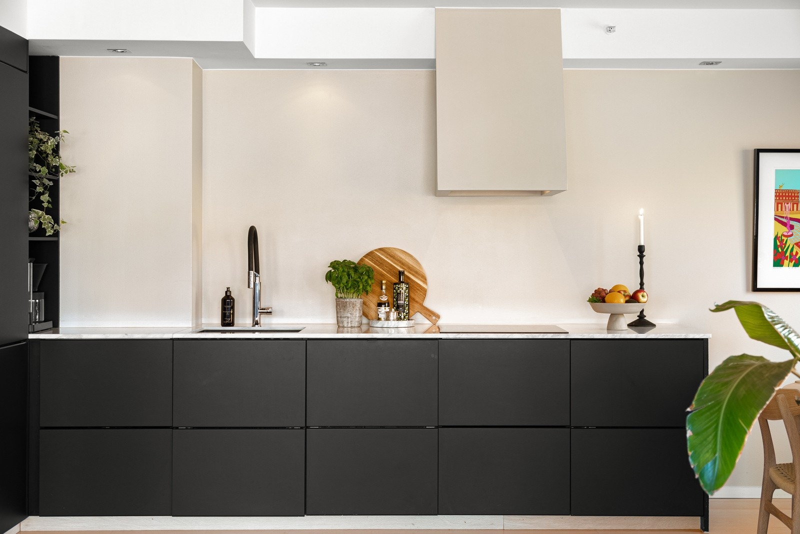 Innredningen har glatte fronter og ny marmor benkeplate fra 2020 med underlimt komposittvask. Galleribilde