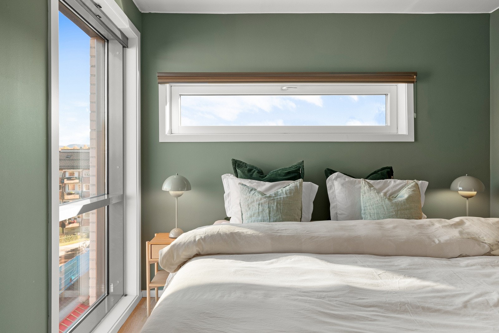 På soverommet er det montert lystett solskjerming. Galleribilde