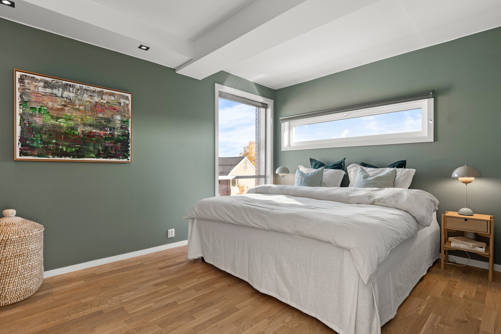 Leiligheten har tre romslige soverom - alle med parkett og delikate overflater. Hovedsoverommet har god plass til dobbeltseng, nattbord og oppbevaringsløsninger. Galleribilde