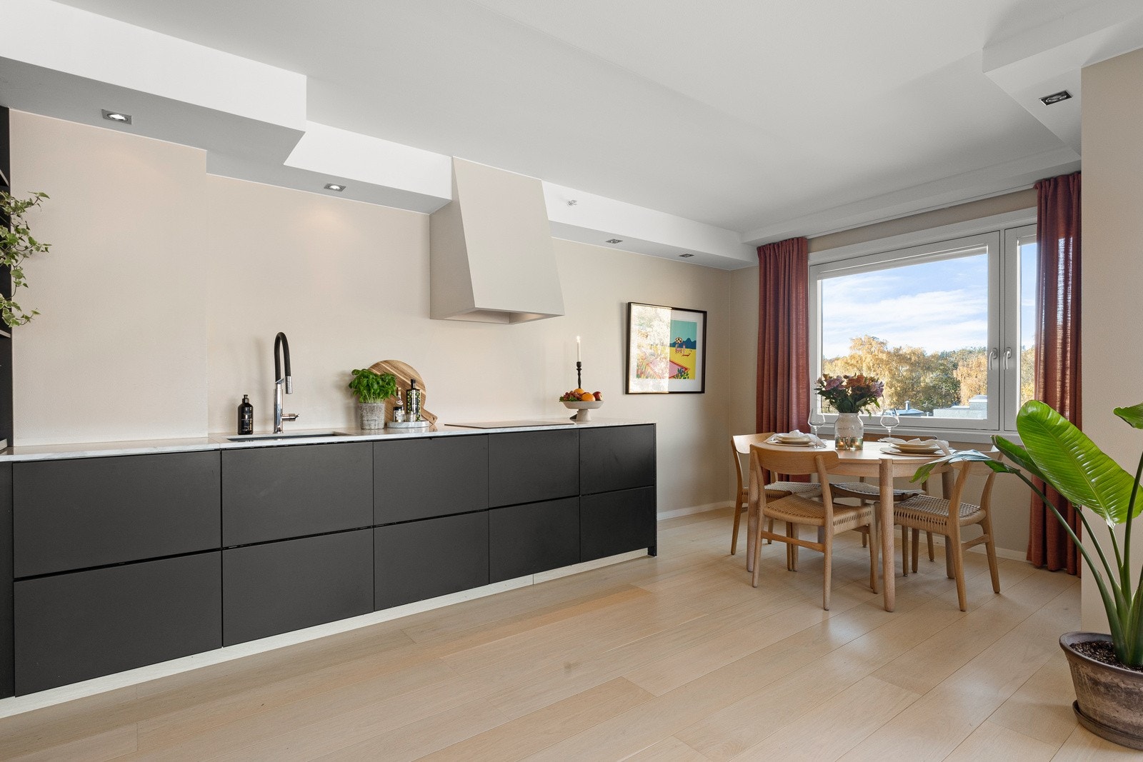 Kjøkkenet byr på rikelig med skap- og benkeplass. Galleribilde