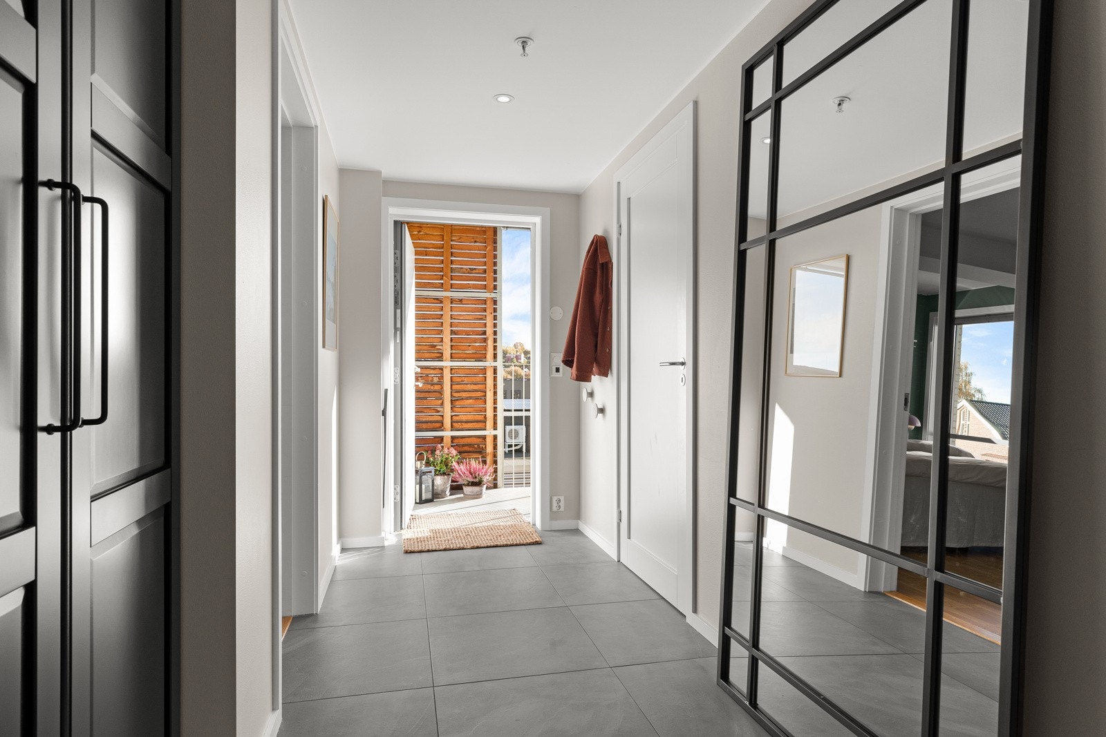 Entréen er romslig og delikat med flislagt gulv og behagelig gulvvarme. Galleribilde